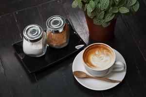 Tasse Kaffee Latte auf Holztisch foto