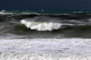 Sturm auf dem Mittelmeer im Norden Israels. foto