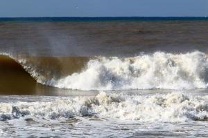 Sturm auf dem Mittelmeer im Norden Israels. foto