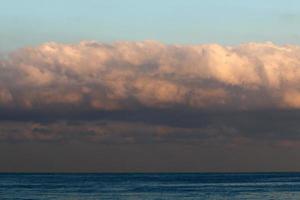 wolken am himmel über dem mittelmeer. foto