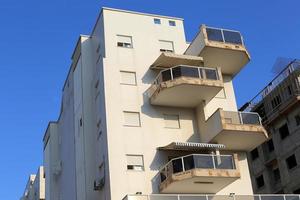 haifa israel 15. juni 2020. großer balkon an der fassade eines wohngebäudes. foto