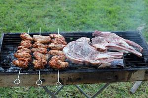 Gemüse und Fleisch werden auf dem Grill gebraten. foto