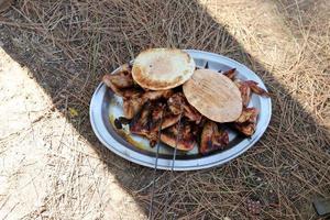 Gemüse und Fleisch werden auf dem Grill gebraten. foto