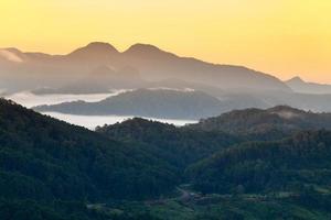 Landschaft. Berg bei Sonnenaufgang in Mae Hong Son, Thailand foto