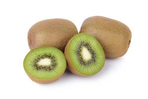 in Scheiben geschnittene Kiwis isoliert auf weißem Hintergrund foto