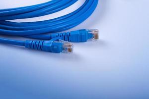 blaues netzwerkkabel mit angespritztem rj45 stecker foto