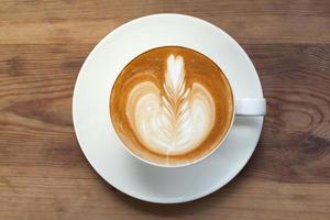 Kaffee Latte Art im Café im Vintage-Farbfilter foto