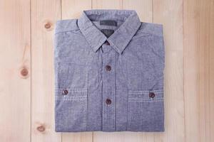 Denim-Blue-Jeans-Shirt auf Holz foto