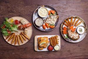 einschließlich gesunder Lebensmittel, Fish and Chips, Hähnchenschenkel, geräucherter Wurst foto