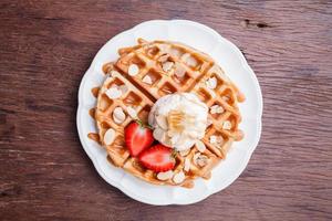 Waffeln mit Erdbeeren und Eis foto