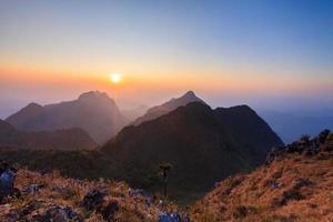 landschaftssonnenuntergang bei doi luang chiang dao, hoher berg in der provinz chiang mai, thailand foto