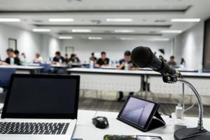 Mikrofon auf dem abstrakten verschwommenen Foto des Seminarraumhintergrunds