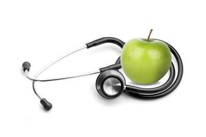Stetheskop und Apfel auf weißem Hintergrund foto