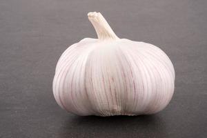 frischer Knoblauch auf Steintisch foto