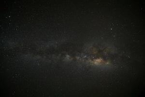 eindeutig milchstraßengalaxie bei phitsanulok in thailand. Foto mit Langzeitbelichtung. Mit Körnung