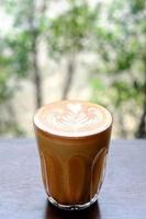 Kaffee Latte Art auf Holztisch foto
