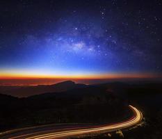 milchstraße mit beleuchtung auf der straße bei doi inthanon chiang mai, thailand.langzeitbelichtungsfoto.mit korn foto