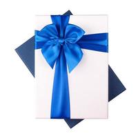 weiße Geschenkbox mit blauem Band isoliert auf weißem Hintergrund foto