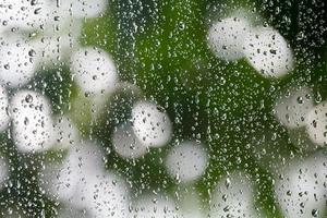 wassertropfen auf bokeh naturhintergrund foto