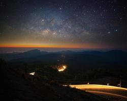 milchstraßengalaxie bei doi inthanon chiang mai, thailand.langzeitbelichtungsfoto.mit korn foto