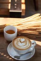 Kaffee Latte Art im Café im Vintage-Farbfilter foto