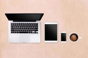 laptop tablet smartphone und kaffee auf braunem hintergrund mit textraum und kopierraum foto