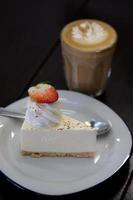 Erdbeer-Käsekuchen mit Latte-Kaffee foto