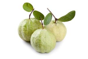 frische Guave auf weißem Hintergrund foto