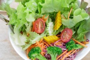 Salat auf Schüssel foto