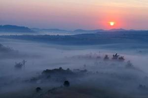 nebel im morgendlichen sonnenaufgang und straße am aussichtspunkt khao takhian ngo in khao-kho phetchabun, thailand foto