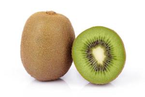 in Scheiben geschnittene Kiwis isoliert auf weißem Hintergrund foto