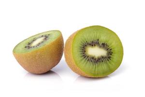 in Scheiben geschnittene Kiwis isoliert auf weißem Hintergrund foto