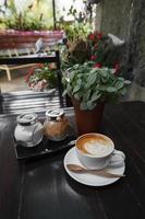 Tasse Kaffee Latte auf Holztisch foto