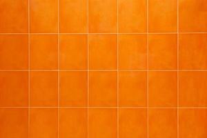 Badezimmerhintergrund mit orangefarbenen Fliesen foto