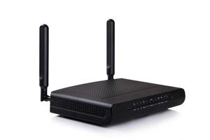 schwarzer WLAN-Router isoliert auf weißem Hintergrund foto