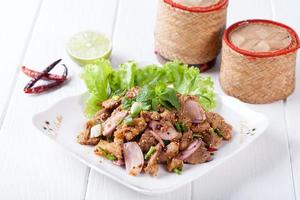 würziger gebratener schweinefleischsalat, thailändisches essen foto