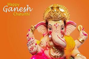 Happy Ganesh Chaturthi Grußkartendesign mit Lord Ganesha Idol foto