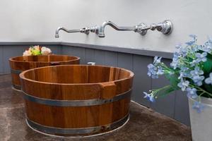 Handwaschbecken aus Holz foto
