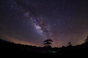 Silhouette von Baum und Milchstraße mit Wolke, Langzeitbelichtung foto