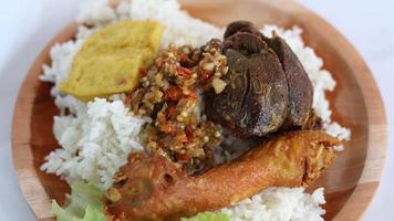 indonesischer Lalapan-Reis, der Hühnerkopf und Hühnerleber enthält, was sehr lecker ist foto