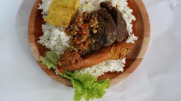 indonesischer Lalapan-Reis, der Hühnerkopf und Hühnerleber enthält, was sehr lecker ist foto