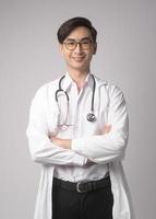 Porträt eines männlichen selbstbewussten Arztes auf weißem Hintergrund Studio-, Gesundheits- und Medizintechnikkonzept. foto
