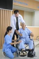 asiatische ärzte arbeiten im krankenhaus, medizinisches gesundheitskonzept foto