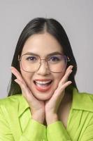 Portrait der schönen Frau mit Brille auf weißem Hintergrund Studio, Eyecare-Konzept. foto