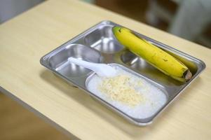 krankenhausmahlzeit auf tablett des patienten im krankenhaus foto