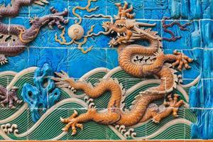 Gelbe Drachenfigur an der Wand in Peking foto