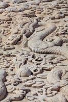 alte chinesische Tempelwand mit Drachen foto