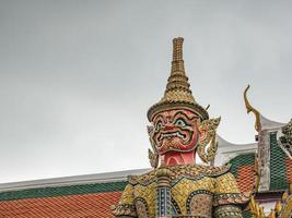 riesiger beschützer des tors im wat phrakaew tempel stadt bangkok thailand, wat phrakeaw tempel ist der haupttempel der hauptstadt bangkok von thailand foto