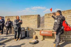 peking china - 27. februar 2017 unbekannte chinesen oder touristen, die in der chinesischen mauer in der pekinger stadt spazieren gehen. die chinesische mauer ist eines der 7 weltwunder foto