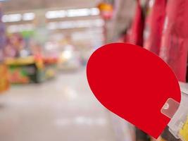 mock-up leeres rotes rabattschild auf den produktregalen im supermarkt foto